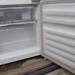 ユーイング 110L 2ドア 冷蔵庫 UR-F110H 2017年製の画像