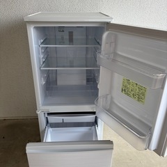 💥福岡市東区配送設置無料🌈　【⭐️全額返金保証⭐️】　シャープノンフロン冷凍冷蔵庫 （137L・つけかえどっちもドア) SJ-D14F-W の画像