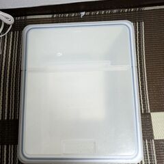 皿、米入れ、充電器の線の画像