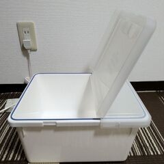 皿、米入れ、充電器の線の画像
