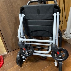 コンパクトな折りたたみ車椅子の画像