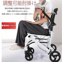 コンパクトな折りたたみ車椅子の画像