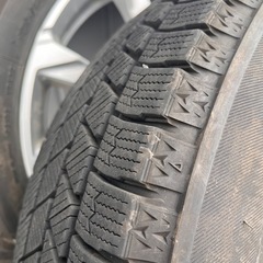 スタッドレスタイヤ（ブリヂストン ブリザックVRX3 195/60R16）の画像