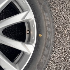 スタッドレスタイヤ（ブリヂストン ブリザックVRX3 195/60R16）の画像