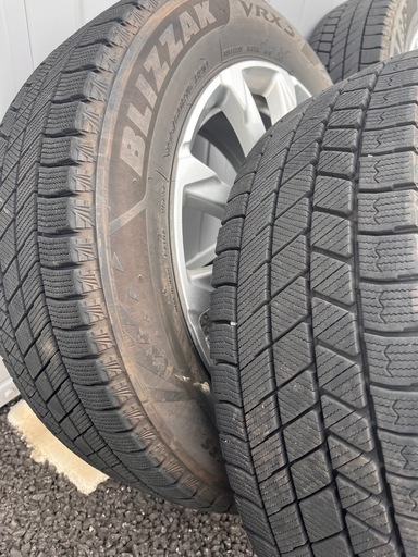 スタッドレスタイヤ（ブリヂストン ブリザックVRX3 195/60R16）