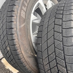 スタッドレスタイヤ（ブリヂストン ブリザックVRX3 195/60R16）の画像