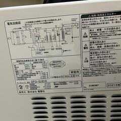 オーブンレンジと収納棚の画像