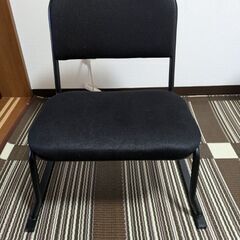 カラーボックス、椅子の画像