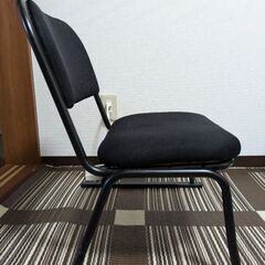 カラーボックス、椅子の画像