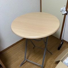 折りたたみ丸テーブルの画像