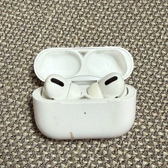 AirPods pro 第一世代 ホワイト 充電ケース付きの画像