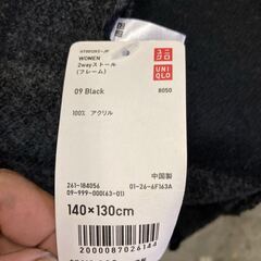 ユニクロ 2way ストール ポンチョ 新品 未使用 黒 グレー系の画像