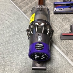 Dyson  V10  モーターヘッド2台＋ノズル2本他＋壁取付充電ブラケット　現在フリー案件の画像