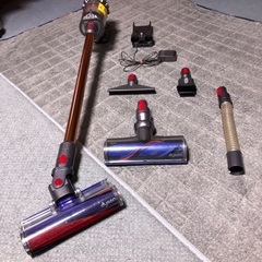 Dyson  V10  モーターヘッド2台＋ノズル2本他＋壁取付充電ブラケット　現在フリー案件の画像