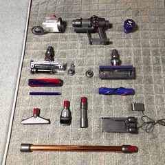 Dyson  V10  モーターヘッド2台＋ノズル2本他＋壁取付充電ブラケット　現在フリー案件の画像