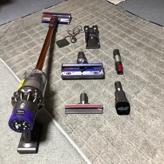 Dyson  V10  モーターヘッド2台＋ノズル2本他＋壁取付充電ブラケット　現在フリー案件の画像
