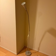 IKEA フロアライト 電球付きの画像