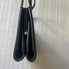 黒のハンドバッグの画像