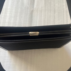 黒のハンドバッグの画像