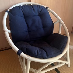 白いラタンチェアの画像