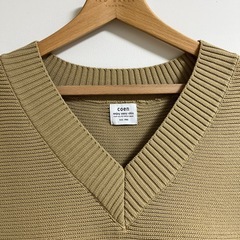 coen ベージュ Vネック ニットベストの画像