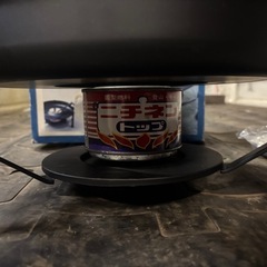 固形燃料バーベキューコンロと樹脂製食器の画像