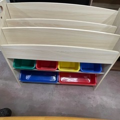 おもちゃ箱　本棚の画像