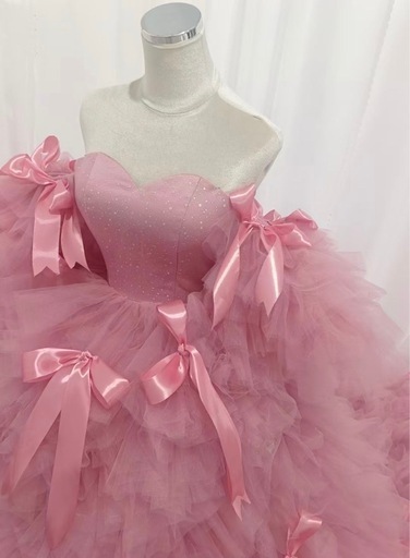 キヨコハタ風オフショルダーリボンピンクドレス。