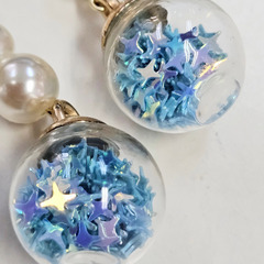新品未使用 ハンドメイド オリジナルピアス ガラスドーム×大ぶり・小ぶりパール 星型水色 ゆらゆら揺れる 留め具付き おしゃれ アクセサリーの画像