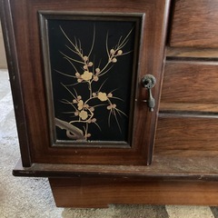レトロな収納家具の画像