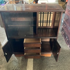 レトロな収納家具の画像