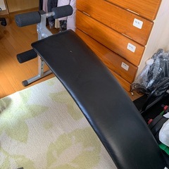 エアロバイクと腹筋台の画像
