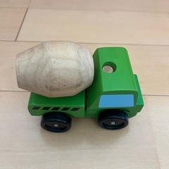 木のおもちゃ　車の画像