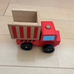 木のおもちゃ　車の画像