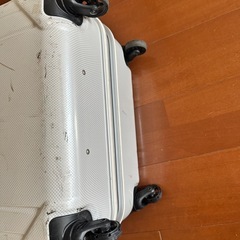 【ジャンク】スーツケース　白　無料の画像