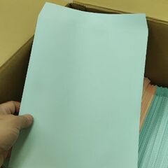 シール付きの封筒と配送注意系のシールの画像