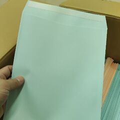 シール付きの封筒と配送注意系のシールの画像