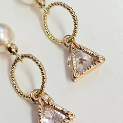新品未使用✨ ハンドメイド オリジナルピアス メタルビーズ×大ぶり・小ぶりパール×デザイン丸カン×ダイヤチャーム ゆらゆら揺れる 留め具付き おしゃれ アクセサリーの画像