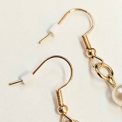 新品未使用✨ ハンドメイド オリジナルピアス メタルビーズ×大ぶり・小ぶりパール×デザイン丸カン×ダイヤチャーム ゆらゆら揺れる 留め具付き おしゃれ アクセサリーの画像