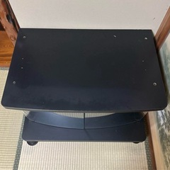 黒のガラスと木製テレビ台の画像