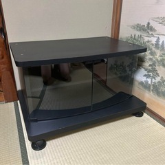 黒のガラスと木製テレビ台の画像