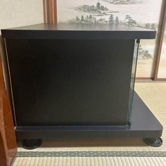 黒のガラスと木製テレビ台の画像
