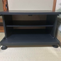 黒のガラスと木製テレビ台の画像