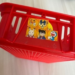 赤いカゴの画像