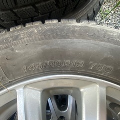 冬タイヤ145 80R13溝7割2020年製の画像