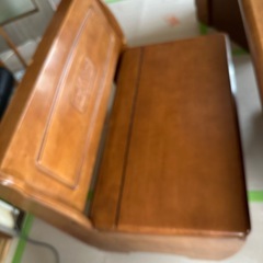 木製テーブル・収納付き椅子の画像