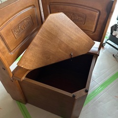 木製テーブル・収納付き椅子の画像