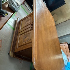 木製テーブル・収納付き椅子の画像