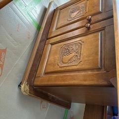 木製テーブル・収納付き椅子の画像
