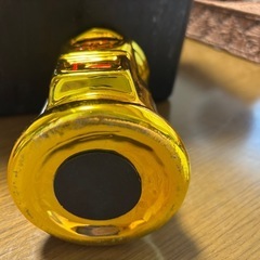 金色の貯金箱の画像